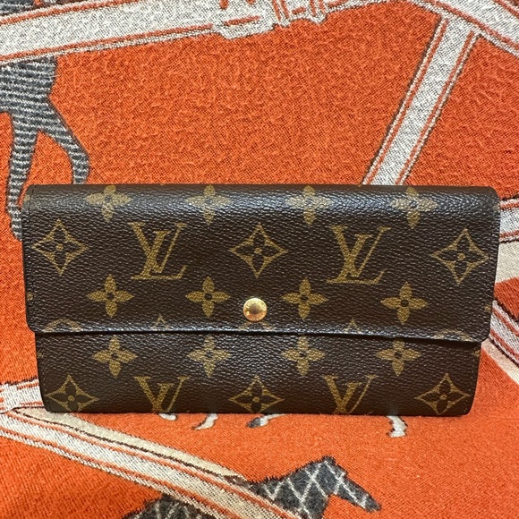 LOUIS VUITTON ❤️🌟CA1142. CLASSIC MONOGRAM SARAH WALLET ⭐️ - Picture 1 of 8